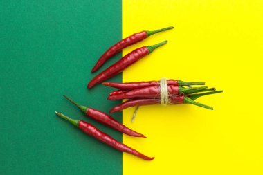üstten görünüm, çok sayıda sarı-yeşil zemin üzerine kırmızı biber