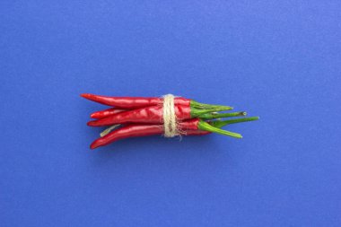 üstten görünüm, kırmızı biber biber, yatay olarak bulunan mavi bir arka plan üzerinde kaplama ile bağlı
