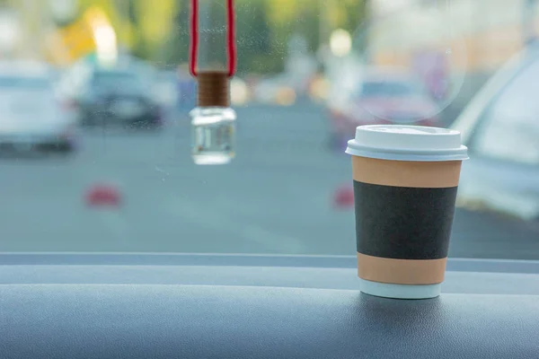 Een Glas Koffie Een Onscherpe Achtergrond Van Een Luchtverfrisser — Stockfoto