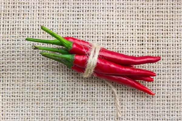 Kırmızı biber biber, yakın çekim üstten görünüm bağlı çuval bezi üzerinde kaplama ile
