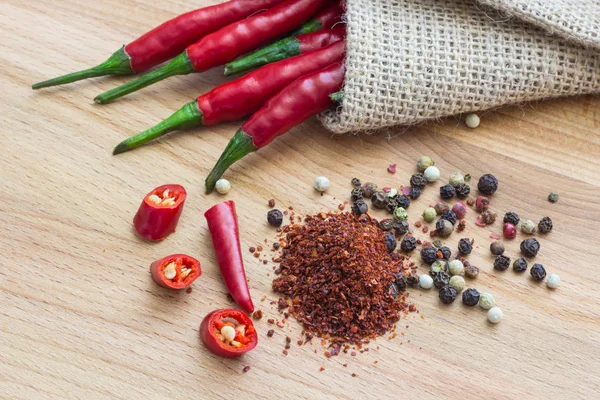 Şili biber ahşap arka plan üzerinde keskin