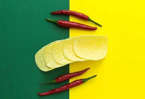 上から見る 赤唐辛子と黄緑色の背景上のチップ — ストック写真