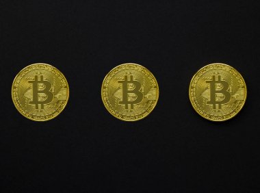 Koyu arka plan, duvar kağıdı veya doku üzerinde üç bitcoins