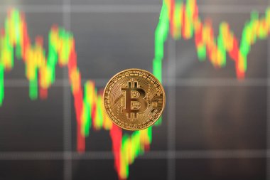 Arka planda, yükselen ve düşen fiyatlar kavramı bulanık bir grafik ile bir bitcoin