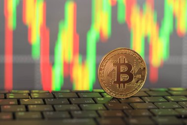 Arka plan bulanık altın bitcoin yakın çekim