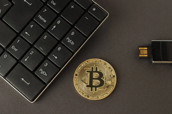 Altın bitcoin, klavye ve koyu arka plan üstünde birden parlamak götürmek görüntüleyin