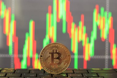 Bir beatcoin üstünde belgili tanımlık klavye arka planıdır bulanık, yükselen ve düşen fiyatlar kavramı