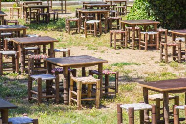 Ahşap masa ve sandalyeler ile yaz sokak Cafe