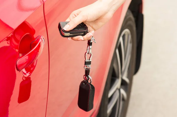 Mano Femenina Abre Puerta Coche Rojo — Foto de Stock