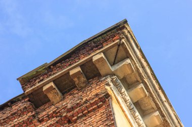 Mavi bir gökyüzü karşı bina eski bir tuğla ve çatı üst