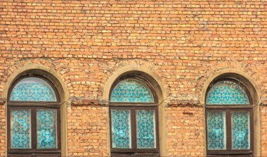 Eski tuğla bina, sağlam bir duvar üç pencere