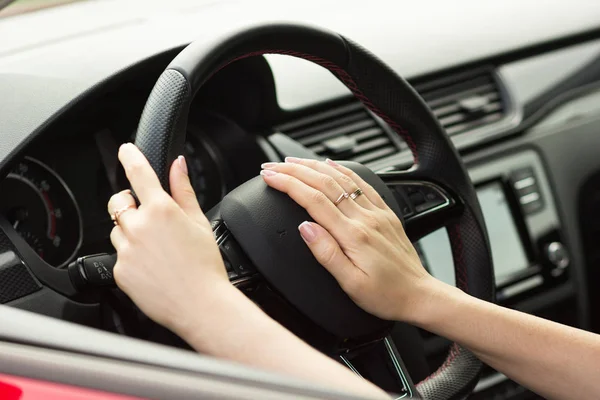 Menina Volante Empurra Chifre Conceito Condução Segura — Fotografia de Stock