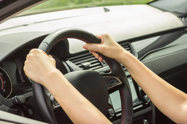 Fille Conduit Une Voiture Tient Volant Des Deux Mains — Photo