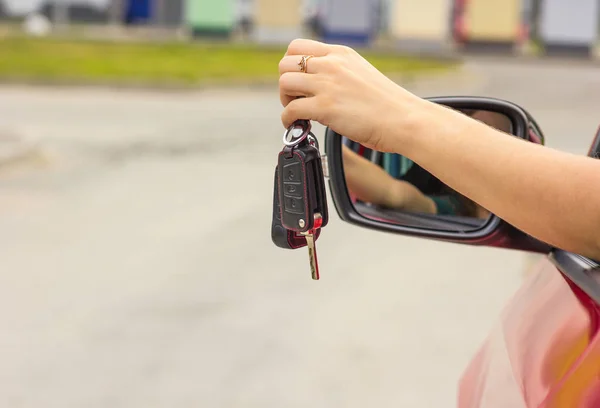 Mano Femenina Con Llave Del Coche Mano Fondo Borroso — Foto de Stock