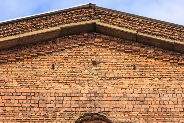 Mavi Gökyüzü Karşı Turuncu Tuğla Eski Bir Binanın Üçgen Çatı — Stok fotoğraf