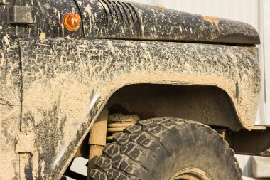 Bir araba çamur off-road, bir yolculuktan sonra yakın çekim