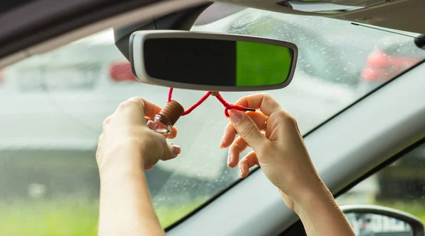 Kvinnas Hand Knop Luftfräschare Spegel Närbild — Stockfoto