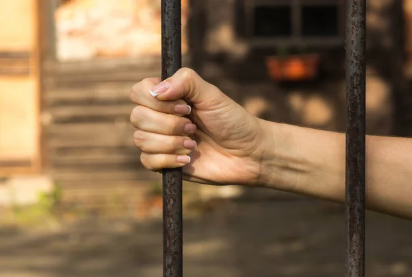 Gözaltında Bir Demir Çubuk Kadın Yardım Close — Stok fotoğraf