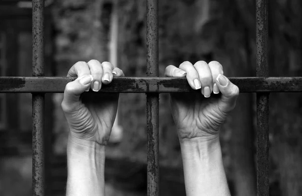 Çelik Kafes Yakın Çekim Siyah Beyaz Olarak Mahkum Elinde — Stok fotoğraf