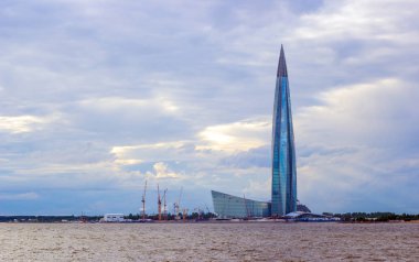 St. Petersburg, Rusya - 4 Ağustos 2018: Gökdelen Lakhta Merkezi üzerinde sahil, Finlandiya Körfezi, St.Petersburg, Rusya