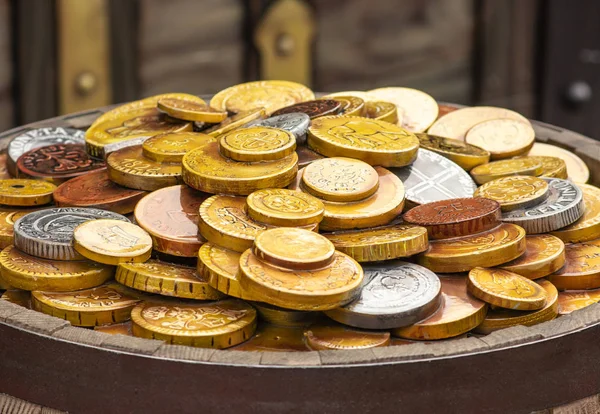 Πολλά Χρυσά Νομίσματα Ένα Ξύλινο Βαρέλι — Φωτογραφία Αρχείου