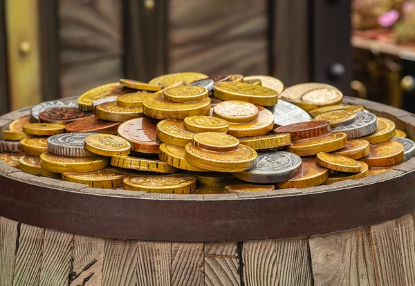 Πολλά Χρυσά Νομίσματα Ένα Ξύλινο Βαρέλι Έννοια Του Πλούτου — Φωτογραφία Αρχείου