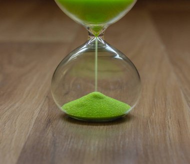 Yakın çekim, ahşap bir masa üzerinde alt kısmı kum saati