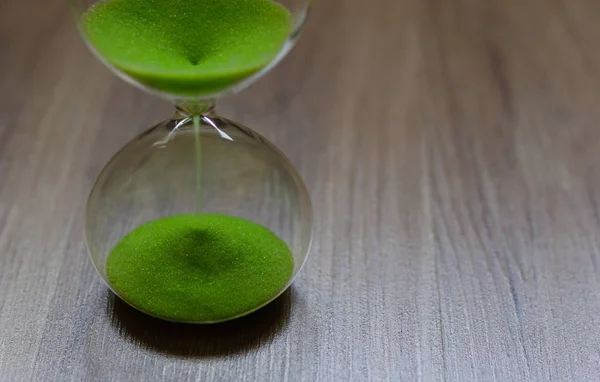 Ampulheta Moderna Temporizador Com Areia Verde — Fotografia de Stock