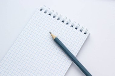 Kalem ve defter beyaz arka planda, yakın çekim