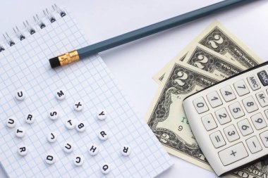Hesap makinesi, para ve beyaz bir arka plan üstünde defter