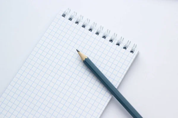 Lápiz Cuaderno Sobre Fondo Blanco Primer Plano — Foto de Stock
