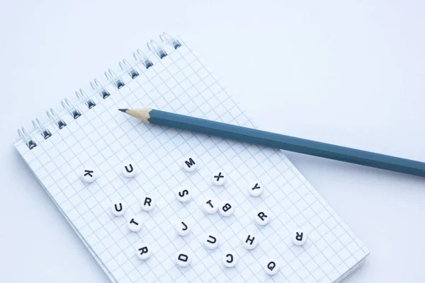 Lápiz Cuaderno Con Letras Sobre Fondo Blanco Primer Plano — Foto de Stock