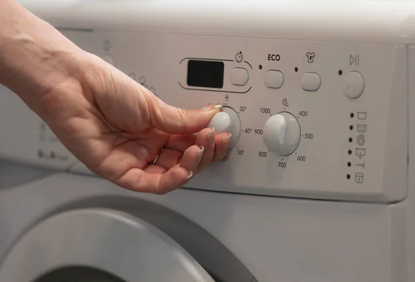 Beyaz çamaşır makinesine sıcaklık düğmesini