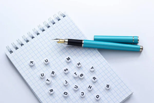 Pluma Estilográfica Cuaderno Con Letras Sobre Fondo Blanco Primer Plano — Foto de Stock