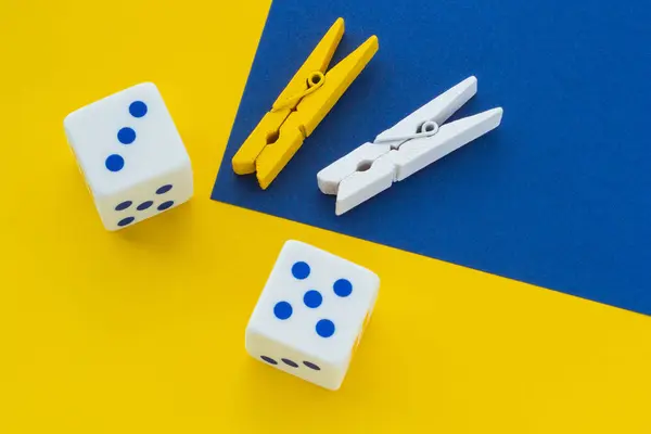 Dados Pinzas Ropa Sobre Fondo Azul Amarillo Primer Plano — Foto de Stock