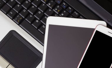 Smartphone ve tablet laptop klavye, iş kavramı üzerinde