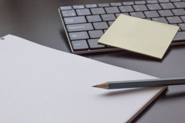 Kalem, defter klavye yanında karanlık bir tablo