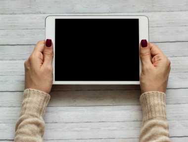 Tablet pc, yakın çekim holding Womans eller