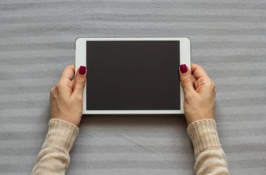 Kadın bir tablet Pc, yumuşak bir battaniye var yalan tutuyor
