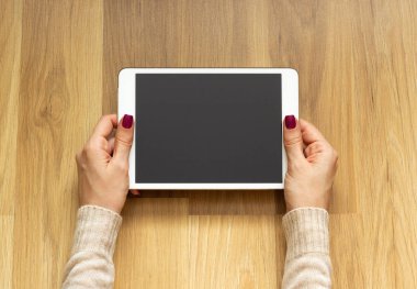 yakın çekim kişi tutun dijital tablet boş ekran
