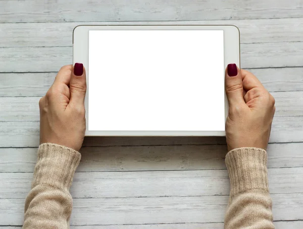 Bir tablet tutan kadın elleri izole ekranlı bilgisayar aygıtına dokunuyor.