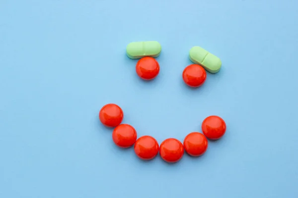 Primer Plano Una Sonrisa Naranja Píldoras Verdes Concepto Salud —  Fotos de Stock