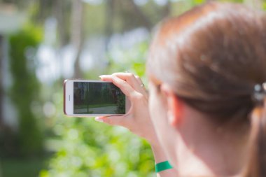 Fotoğraf çekmek için cep telefonu kullanan kadın