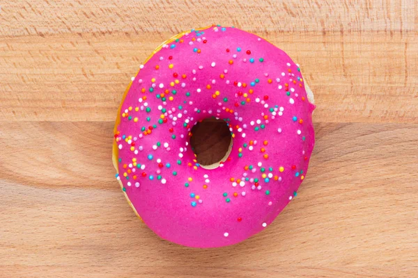 Donut Rosa Mit Streusel Isoliert Auf Holzhintergrund — Stockfoto