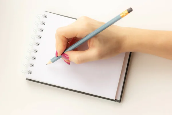 Mano Femenina Sostiene Lápiz Escribe Cuaderno Primer Plano — Foto de Stock