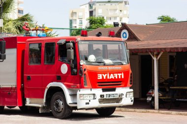 Antalya, Türkiye - 17 Mayıs, 2018: kırmızı itfaiye kurtarma merdiveni ayakta itfaiye istasyonu yakın şehrin sokakta ile