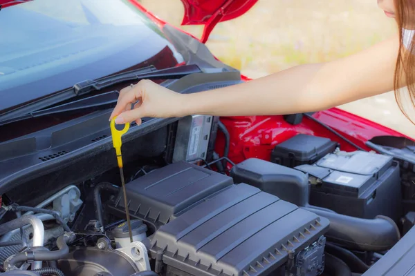 Chica Comprueba Nivel Aceite Coche Primer Plano — Foto de Stock