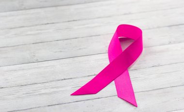 Ahşap arka plan, üstten görünüm üzerinde pembe kurdele