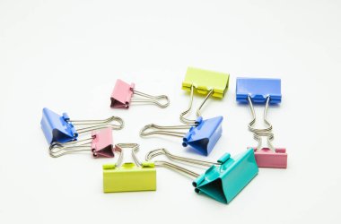 Beyaz arka plan üzerinde renkli ataç dağınık