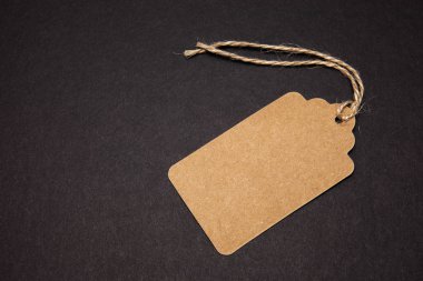 Yakın çekim, fiyat etiketi siyah bir arka plan, üstten görünüm. Satış konsepti